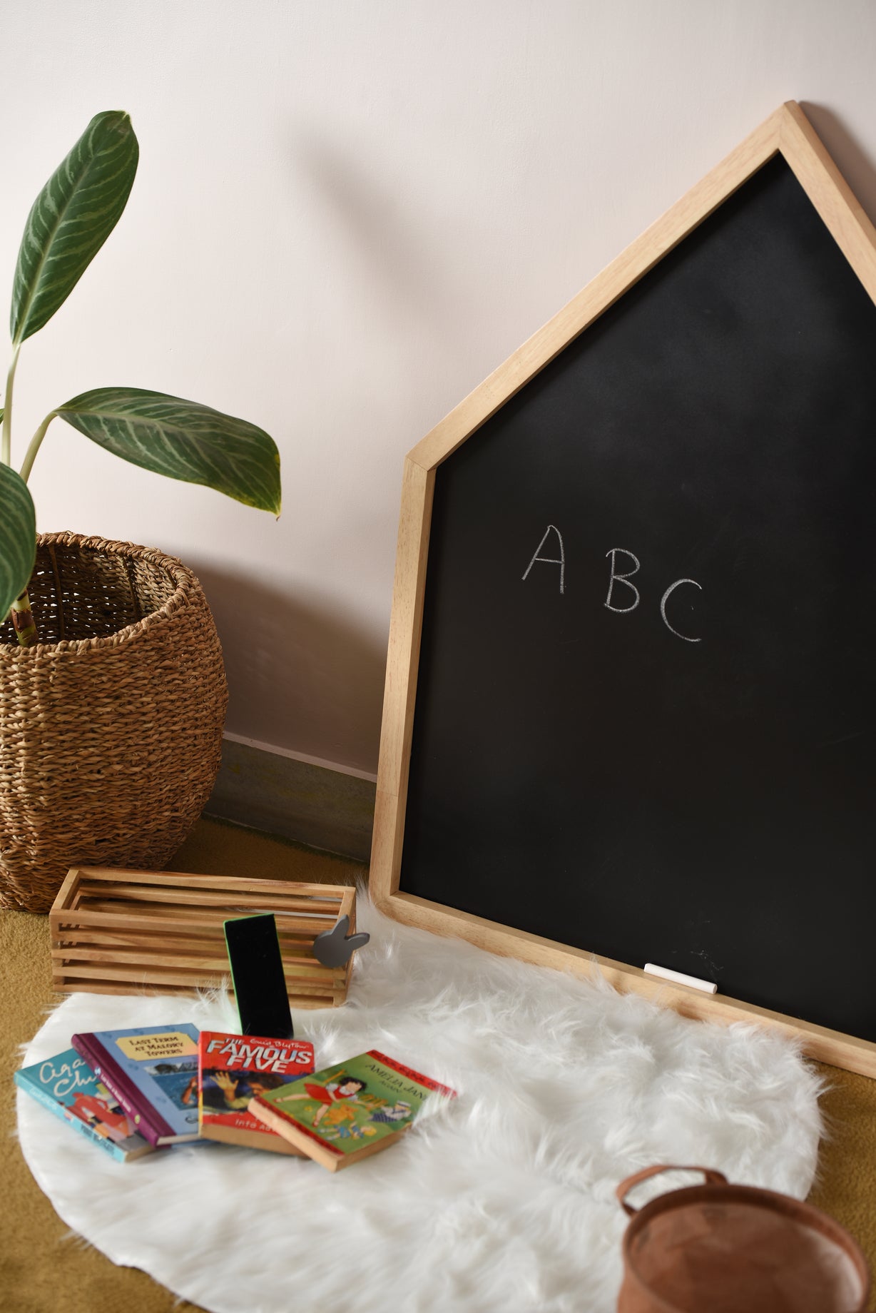 KIDS HUT BLACKBOARD