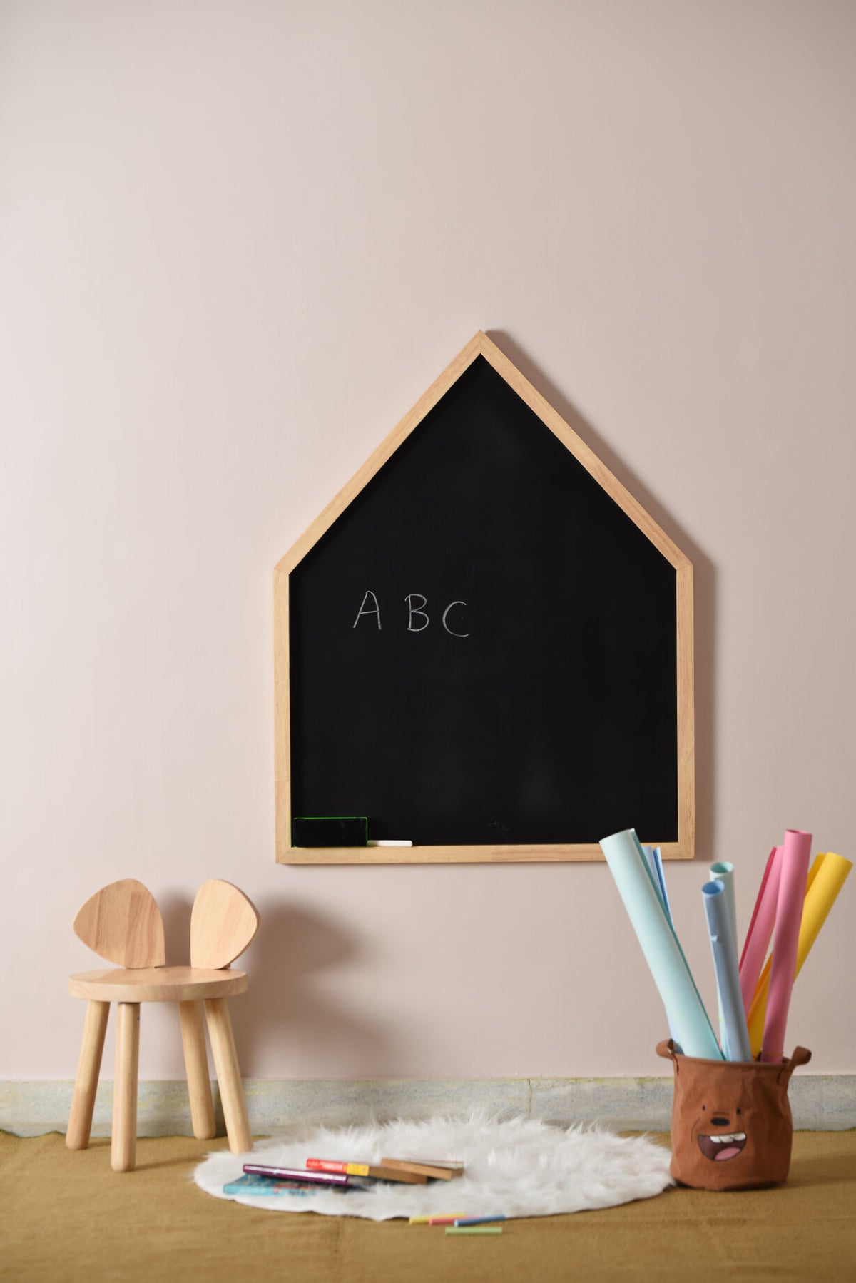 KIDS HUT BLACKBOARD